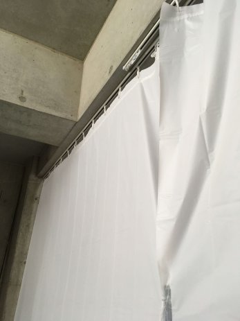 ガレージの仕切りカーテン