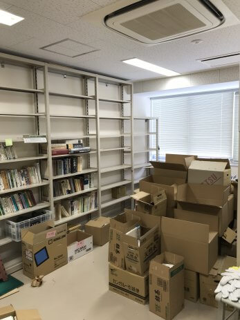 福井県にある大学で研究室の蔵書を大量に買取させて頂きました。